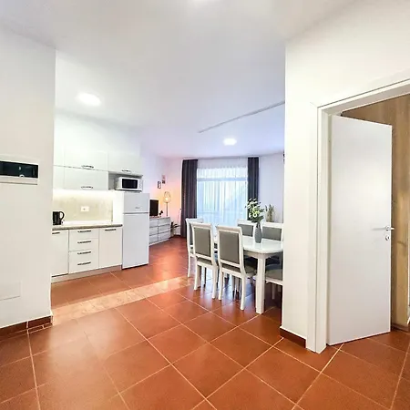 Seashell Apartment *